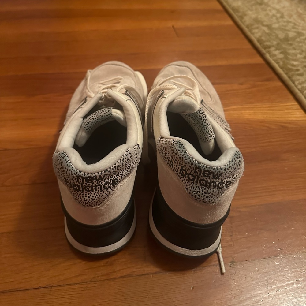 Women’s tennis shoes
